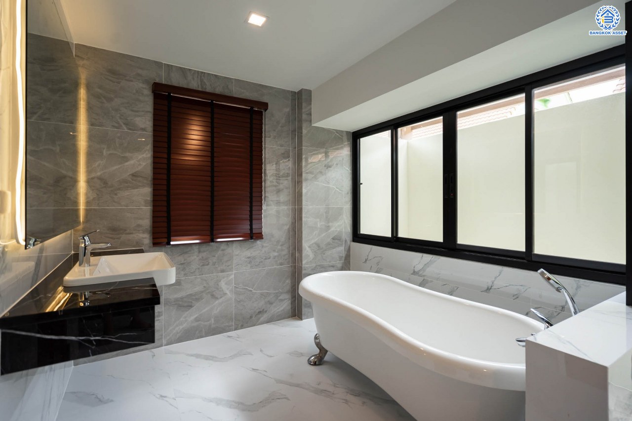 บ้านมือสองตกแต่งใหม่ แบรนด์ Q.House ม.ลัดดารมย์ ปิ่นเกล้า หลังใหญ่ตกแต่งเรียบหรู เนื้อที่ 92.8 ตร.ว. พื้นที่ใช้สอยเยอะถึง 320 ตร.ม. ฟังก์ชันจัดเต็ม 3 ห้องนอน 4 ห้องน้ำ 1 ห้องอเนกประสงค์ 1 ห้องแม่บ้าน จอดรถได้ 4 คัน พร้อม Living Room กว้าง บนทำเลศักยภาพ ใกล้เซ็นทรัลเวสต์เกต, วงเวียนพระราม5, ทางด่วน "กาญจนาภิเษก" และรถไฟฟ้า "สถานีตลาดบางใหญ่"